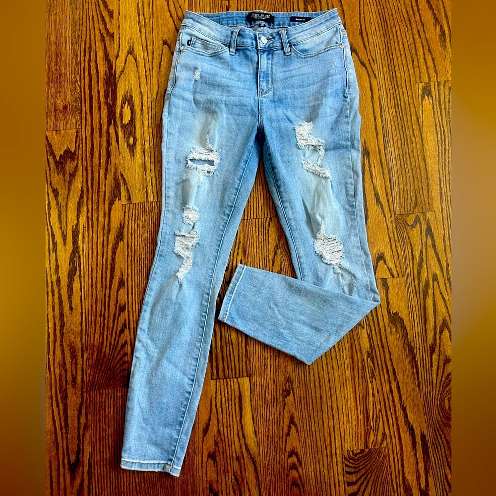 Judy Blue light wash distressed skinny fit jeans 28